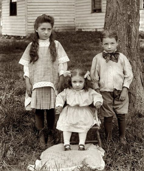 1912.   The year my dad was born.... Those were the days... Scary Legends, Black Eyed Kids, Creepy Urban Legends, Creepy Kids, Vintage Children Photos, Halloween Vintage, Urban Legends, Black Eyed, Stonehenge