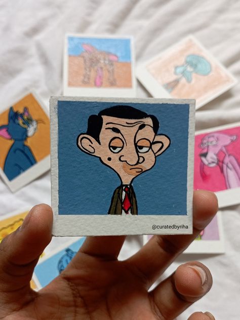 Aesthetic Mr. Bean cartoon polaroid Shinchan Polaroid Drawing, Mini Polaroid Drawing, Mini Cartoon Drawings, Polaroid Art Ideas, Polaroids Drawing, Aesthetic Polaroid Drawing, Cartoon Polaroid, Polaroid Drawings, Polaroid Drawing