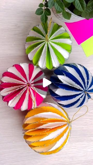 Crafts For Holidays, Paper Ball, Kraft Paper Crafts, Origami Ball, Paper Christmas Decorations, Felt Crafts Christmas, Paper Balls, Decoration For Christmas, Christmas Ball Ornaments