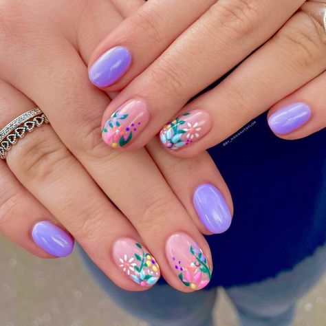 19 Simple Cute Easter Nails 18 Wild Flower Nails, Summer Nails With Flowers, Cute Easter Nails, Easter Nail, Easter Nail Designs, Floral Nail Designs, Simple Gel Nails, Summery Nails, Cute Gel Nails