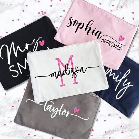 Bridesmaid Makeup Bags Custom Diy Ideas, Projet Cricut, Wedding Bridal Party Gifts, Bridesmaid Stuff, Bridal Party Bags, Bridesmaid Makeup Bag, Custom Makeup Bags, Graphics Tees, Bags Makeup