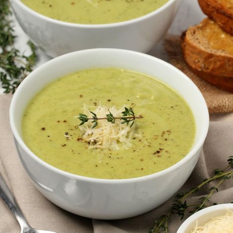 Vegan Zucchini Soup 3 Ingredient Soup, Zucchini Soup Vegan, Vegan Zucchini Soup, Soup Zucchini, Vegan Zucchini Recipes, Zucchini Soup Recipes, Soup Appetizers, Zucchini Soup, Vegan Zucchini