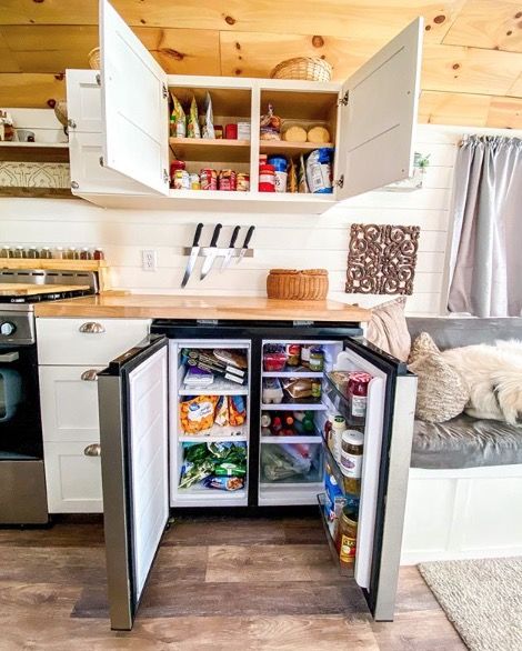 They Live In A School Bus w/ Their 3 Dogs! Skoolie Must Haves, Skoolie Conversion Ideas, Skoolie Kitchen Ideas, Bus Life Interior, Skoolie Kitchen, Skoolie Ideas, Camper Renovations, Skoolie Conversion, School Bus Tiny House