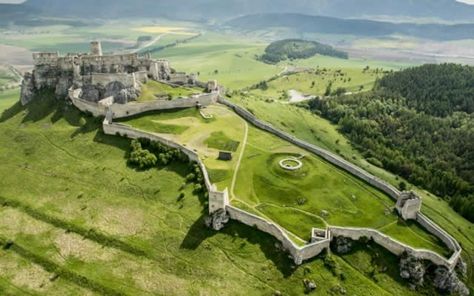 Spis Castle - Spišská Nová Ves, Slovakia - One of the biggest castles ruins in Europe. Watch: <a href="http://destinations-for-travelers.blogspot.com.br/2015/10/spis-castle-spissky-hrad-slovakia.html" target="_blank" rel="nofollow">destinations-for-...</a> Bojnice Castle, Inveraray Castle, Hohenzollern Castle, Himeji Castle, Osaka Castle, European Castles, Neuschwanstein Castle, Castle Ruins, Windsor Castle