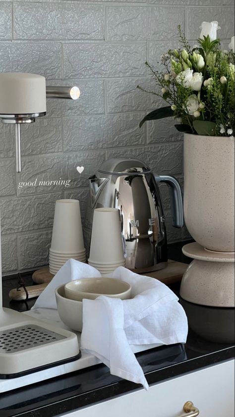 Smeg Kettle Aesthetic, Grey Kitchen Aesthetic, Clean Kitchen Aesthetic, Smeg Aesthetic, Chrome Aesthetic, Smeg Kettle, Smeg Kitchen, Kitchen Countertop Organization, Condo Design