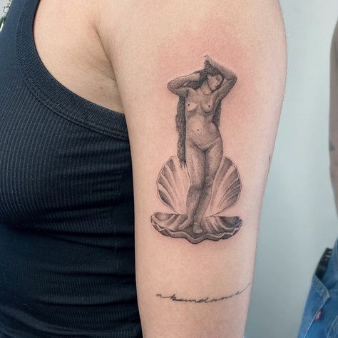 Birth of Venus Classy Shoulder Tattoos Female Venus Tattoo Goddess, The Birth Of Venus Tattoo, Classy Shoulder Tattoos, Birth Of Venus Tattoo, Tattoo On The Shoulder, Shoulder Tattoos For Females, Aphrodite Tattoo, Venus Tattoo, Tattoos Female