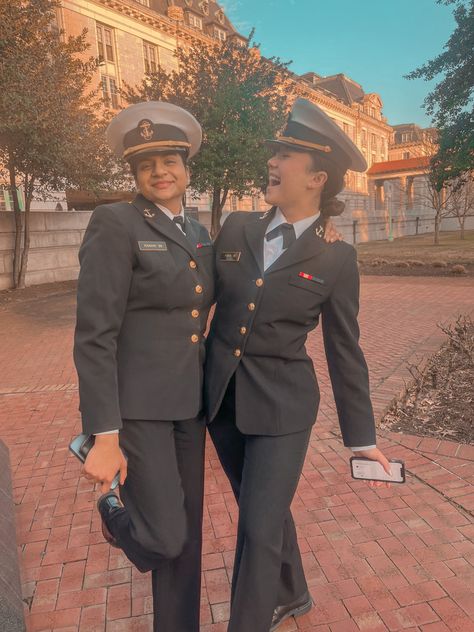 Us Navy Uniform Women, Njrotc Aesthetic, Naval Academy Aesthetic, Merchant Navy Uniform, Female Navy Officer, Go Navy Beat Army, Navy Aesthetic, Coast Gaurd, Coast Guard Academy