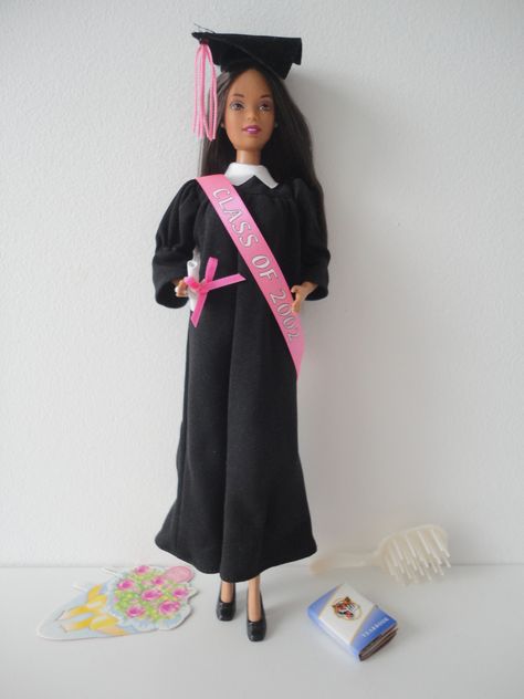 Barbie Graduation, 2000s Barbie Dolls, Graduation Barbie, Graduation Gown And Cap, School Barbie, 2000s Barbie, Barbie Ponytail, Graduation Gown, 2022 Graduation