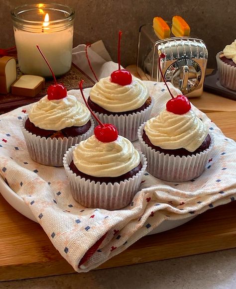 Cupcakes red velvet fáciles Homemade Red Velvet Cupcakes, Cupcakes Red Velvet, Fusion Dishes, Cheesecake Cake, Indian Cooking Recipes, Velvet Cupcakes, Red Velvet Cupcakes, Classic Cake, Dessert Lover