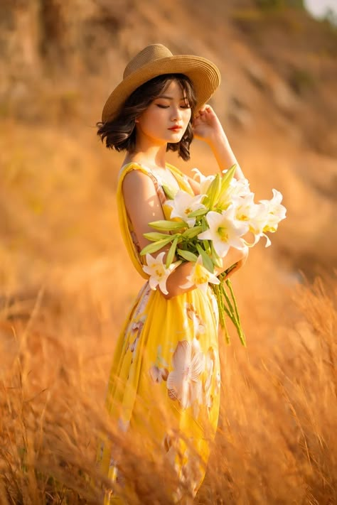 Free stock photo of beautiful, countryside, dress Pose Reference Holding Flower, Woman Holding Flowers, Girl Holding Flowers, Person With Flowers, Holding Flowers Pose Reference, Holding Flowers Pose, Jumping Poses, Smelling Flowers, Fall Drawings