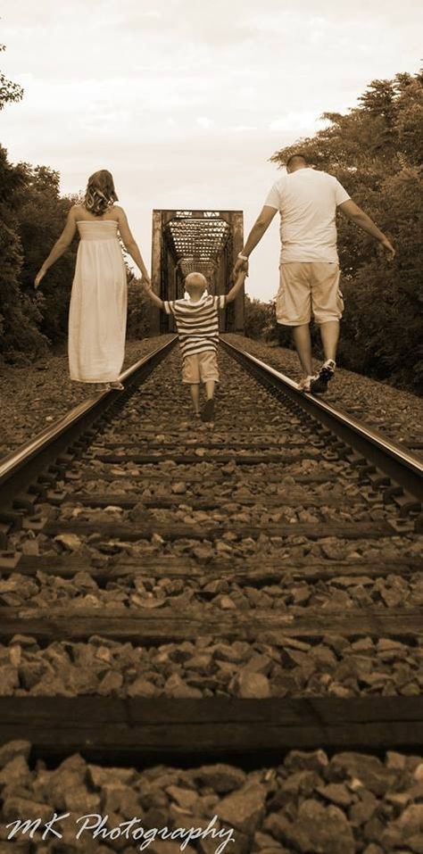 Family photos /  love the railroad track idea. Train Family Pictures, Railroad Photoshoot, Track Pictures, Large Family Photos, Outdoor Family Photos, Family Picture Poses, Fall Family Pictures, Family Photo Pose, Family Holiday Photos