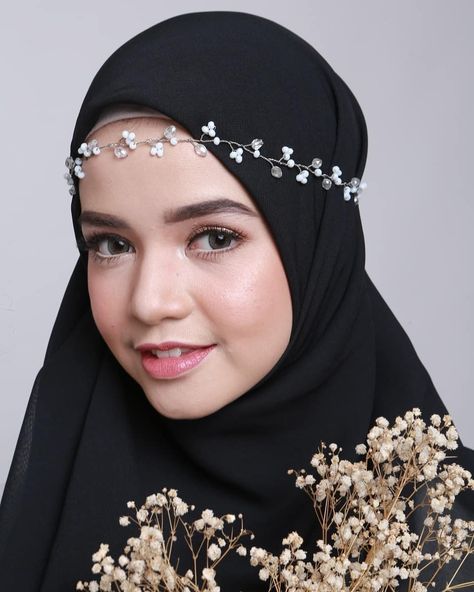 Crown On Hijab, Hijab With Crown, Hijab Headpiece, Headpiece Hijab, Hijab Accessories, Hijab Designs, Vine Wedding, Wedding Wreath, Tutorial Hijab