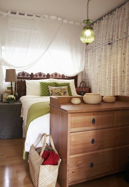 Bedroom ideas Dresser In Front Of Bed, Creative Small Bedroom, Small Bedroom Design Ideas, Lovely Bedroom, Bedroom Ikea, Minimalist Bedroom Design, Small Bedroom Designs, Small Bedrooms, Small Bedroom Ideas