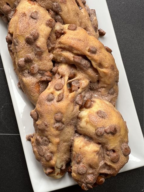 Cinnamon Chip Desserts, Cinnamon Chips Recipes, Cinnamon Chip Bread, Cinnamon Chip Recipes, Chocolate Chip Bread, Cinnamon Chips, No Knead Bread, Easy Baking Recipes Desserts, Chips Recipe