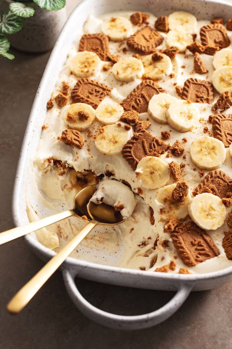 Creamy and easy to make biscoff banana pudding made with Lotus biscoff cookies instead of nilla wafers. It's a delicious twist on a classic no-bake dessert. #bananapudding #biscoff | teakandthyme.com Fancy Banana Pudding, Biscoff Banana Pudding, Banana Biscoff, Biscoff Banana, Condensed Milk Cookies, Freezing Leftovers, Nilla Wafers, Biscoff Cookies, Lotus Biscoff