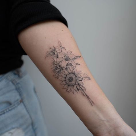 Cover Up Tattoo Design, Sunflowers And Lilies, Lilies Bouquet, Tattoo Ideas Unique, Flower Bouquet Tattoo, Small Girly Tattoos, Tattoo Design Tattoo, Leopard Tattoos, Bouquet Tattoo