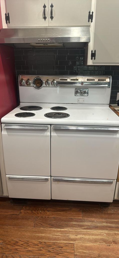 Beautiful vintage stove and double oven in working condition. Will be a gem with some cleanup and restoration.  Dimensions 54 x 40 x 25 inches  Located in Oakhurst, CA  Local pickup only unless you arrange freight Vintage Gas Stove, Vintage Stove Modern Kitchen, 1950 Kitchen, Retro Oven, Antique Kitchen Stoves, Retro Stove, Vintage Stove, Retro Kitchen Appliances, Vintage Kitchen Appliances