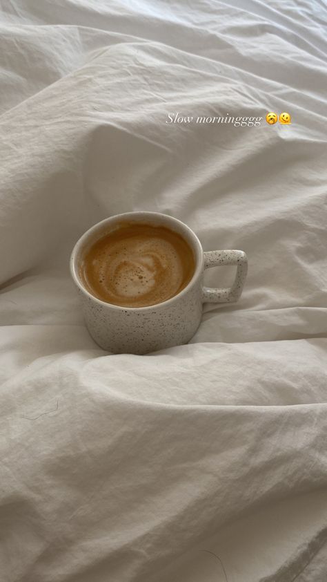 Speckle coffee mug with handle laying on white sheets filled with coffee - morning slowness White Sheets Bedroom, Morning Meditation Aesthetic, Slow Morning Aesthetic, Morning Bed, Wellness Meditation, Sunday Morning Coffee, Early Morning Coffee, Slow Morning, Morning Aesthetic