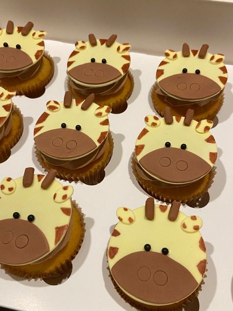 Cupcake Animal Decoration, Giraffe Cupcakes Ideas, Giraffe Cupcake Cake, Jungle Theme Cupcakes, Giraffe Cupcakes, Lion Cupcakes, Giraffe Cake, Cake Decorating Flowers, Giraffe Cakes