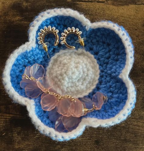 Jewelry Holder | Flower Tray #crochet #crochetinstagram #crochetideas #jewelrytray #explore Crochet Ring Holder, Crochet Jewelry Holder, Crochet Tray, Jewelry Holder Wall, Crochet Travel, Magic Rings, Flower Tray, Crocheted Stuff, Succulent Bonsai