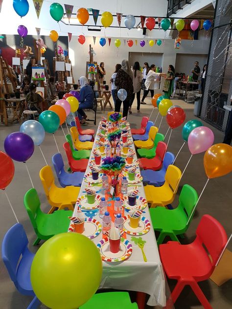 Art And Craft Theme Birthday Party, Birthday Party At School Ideas, School Birthday Decoration Ideas, Classroom Balloon Decor, Kindergarten Party Decorations, Classroom Theme Party, Preschool Party Themes, Art Themed Birthday Party Ideas Decorations, Kindergarten Birthday Ideas