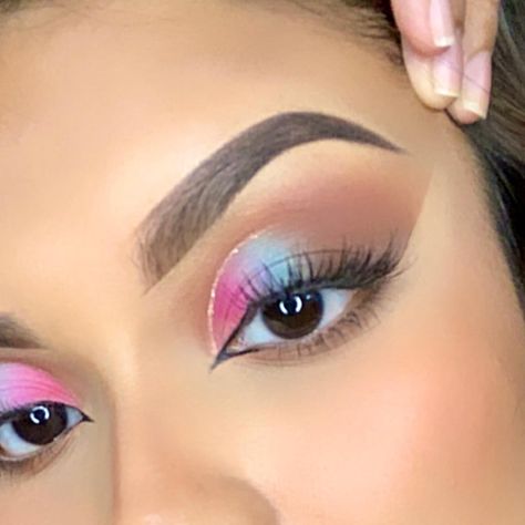 Simple Gender Reveal Makeup Ideas, Pink And Blue Makeup Ideas, Makeup For Gender Reveal, Gender Reveal Eyeshadow, Blue Pink Eye Makeup, Gender Reveal Eyeshadow Ideas, Blue And Pink Eyeshadow Looks, Pink And Blue Eyeshadow Looks, Maquillaje Baby Shower Mama