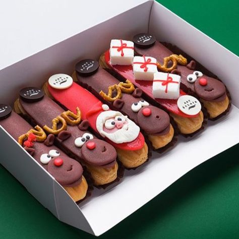 1,069 vind-ik-leuks, 12 reacties - Sweets Certified (@sweetscertified) op Instagram: 'Christmas Spirt Eclairs by @eclair_littleartwork ' Chocolate Christmas Gifts, Patisserie Fine, Eclair Recipe, Christmas Donuts, Cookie Spread, Instagram Christmas, Novelty Cakes, Dessert Decoration, Christmas Chocolate