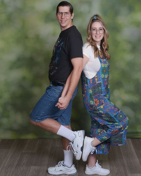 80s Family Photos, Silly Photoshoot, Jcpenny Photos, Akward Family Photos, Awkward Family Photos Christmas, Awkward Couple, Awkward Family Pictures, Funny Couple Photos, Awkward Family Portraits