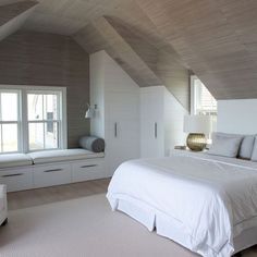 Attic Bedroom Kids, Bedroom Attic Ideas, Simple Bedroom Decor, Reading Wall, Bedroom Trends, Attic Design, Modern Bedroom Interior, Attic Bedrooms, Silk Satin Fabric