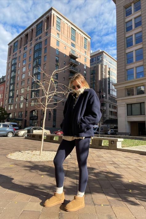 Simple cozy outfit for fall, winter, or a cold spring day. Outfit for running errands. #recreatelook #pinterestoutfit #fallfashion #fallfashiontrends #fallfashion2022 #fallvibes #30daysofoutfits #autumnoutfits #coltspringdayoutfit #springfashion #springtransitionaloutfit #falloutfitinspo #neutraloutfit #neutralfalloutfit #winterfashion #winteroutfitidea #causalwinteroutfit #winteroutfit Navy Blue Leggings Outfit, Cold Spring Day Outfit, Navy Leggings Outfit, Spring Day Outfit, Blue Leggings Outfit, Mini Ugg Boots, Neutral Fall Outfits, Outfit Navy, Outfit For Fall