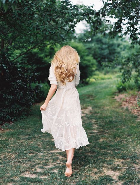 delicate | via: once wed Old Dress, Runaway Bride, Model Pose, Outdoor Photoshoot, Foto Poses, Woodland Wedding, Lifestyle Design, The Grass, Bridal Portraits