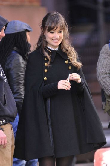 Sewing Images, Winter Mode Outfits, Diy Sy, Mode Mantel, Cape Fashion, Jason Bateman, Modern Clothing, Olivia Wilde, Cape Coat