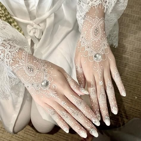 Henna Wedding Putih, Henna Art Wedding, White Wedding Henna, White Mehendi, Henna Pengantin, Engagement Mehendi, White Henna Tattoo, White Henna Designs, Wedding Henna Designs