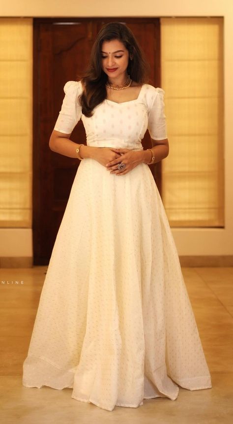 Traditional Dresses In Kerala, Onam Style Lehenga, Traditional Blouse And Skirt Designs, Skirt Traditional Outfits, Skirt And Top Neck Designs, Kerala Saree Outfit Ideas, Dresses Models For Stitching, Lehenga Designs For Stitching, Off White Half Saree