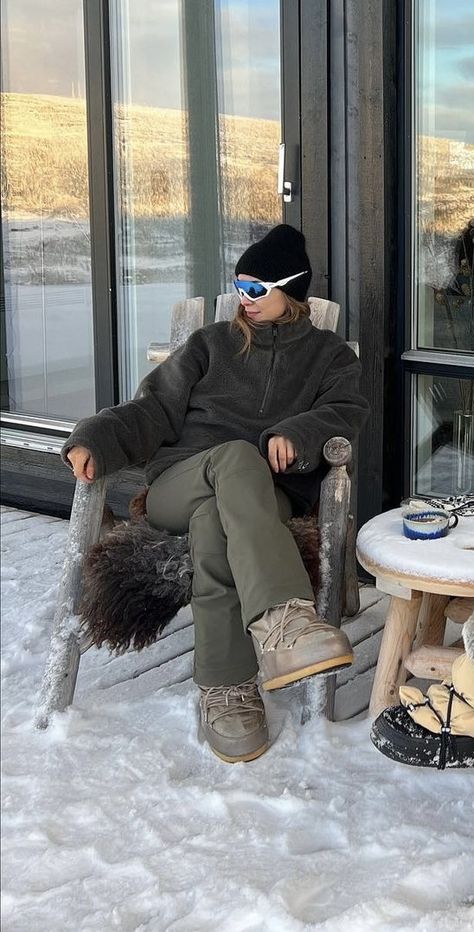 Winter Outfits Norway, Ugg Snow Boots Outfit Winter, Norway Fits, Switzerland Ski Outfits, Winter Trekking Outfit, Baggy Skiing Outfit, Norway Fashion Winter, Moon Boots Ski Outfit, Snow Shoes Outfit