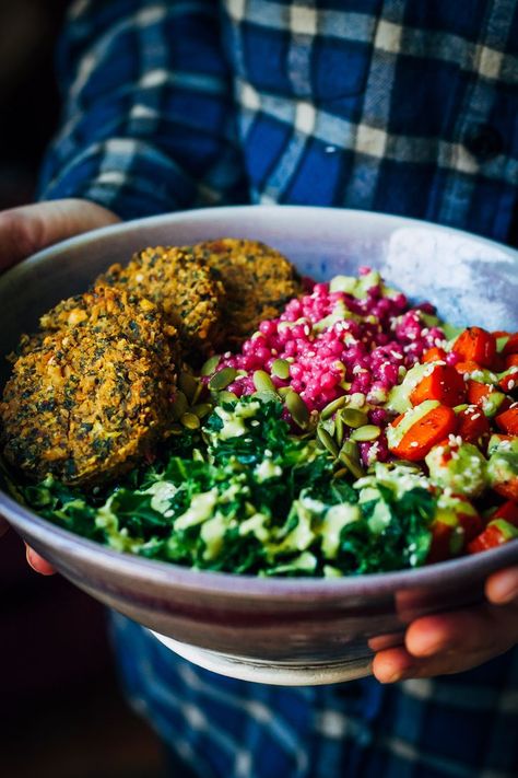 Winter Buddha Bowl | Well and Full | #vegan #recipe Vegetarian Bowls, Smoothies Vegan, Easy Vegan Lunch, Buddha Bowls Recipe, Vegan Buddha Bowl, Lunch Wraps, Vegan Lunches, Veggie Bowl, Vegan Bowls