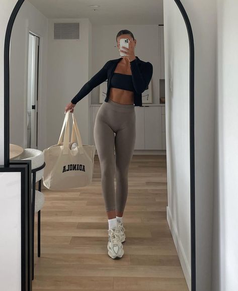 Olive Green Gym Outfit, Sporty Woman Aesthetic, Clean Girl Fitness Aesthetic, Gym Workout Sets For Women, Clean Girl Sport Outfit, Clean Sporty Aesthetic, Look Fitness Aesthetic Girl, It Girl Gym Outfits, Cool Girl Gym Outfit