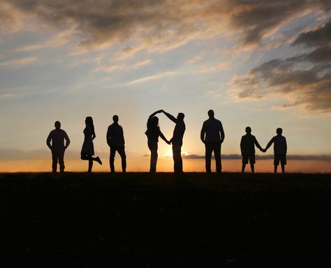 Sunset Family Photos, Silhouette Family, Fam Photos, Big Family Photos, Fun Family Photos, Sisters Photoshoot, Family Poses, Photo Portfolio, Family Shoot