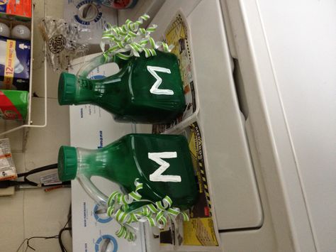 Noise Makers for Football Games. Juice bottles spray painted green.  Rocks inside to make the noise. Ribbons added for color. Noise Makers For Football Games, Pep Rally Noise Makers, Diy Noise Makers, Diy Football Crafts, Football Noise Makers, Football Banquet Centerpieces, Senior Year Football, School Spirit Ideas, Green Rocks