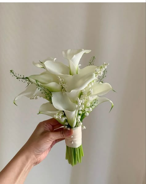 Lily Bridal Bouquet, Small Wedding Bouquets, Prom Bouquet, Simple Wedding Bouquets, Calla Lily Bouquet, Bridal Bouquet Flowers, Lily Bouquet, Lily Wedding, White Wedding Bouquets