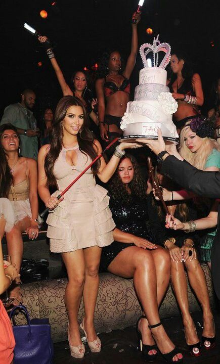 Kim Kardashian B-day Party Kim Kardashian Birthday Party, Kim K Birthday, Kim Kardashian Party, Kim Kardashian Birthday Dinner, Kim Kardashian Vanity Fair Party, Throwback Kim Kardashian, Kim Kardashian Partying 2000s, Kim Kardashian 2000's, Tao Nightclub