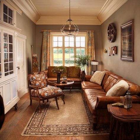 Learn how to decorate your living room with timeless Colonial styles, combining history with modern comfort, in a simple guide. Colonial Living Room Ideas, Mid Century Colonial, Colonial Aesthetic, White Couch Living Room, Office Bedroom Ideas, Cathedral Ceiling Living Room, Colonial Chic, Colonial Living Room, Vaulted Ceiling Living Room