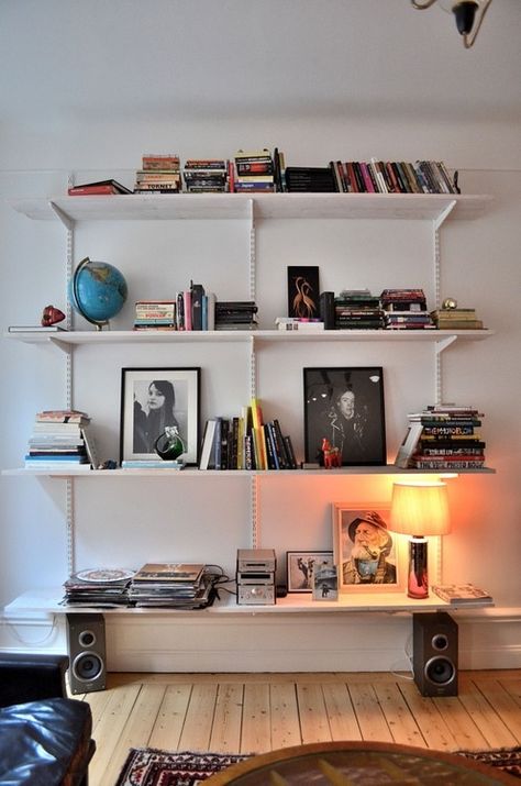 . Open Wall Shelves Living Room, Boaxel Ikea Ideas Living Room, Boaxel Living Room, Open Shelf Wall, Apartment Interior, Interior Inspo, New Room, 인테리어 디자인, House Rooms