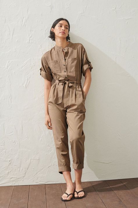 Nos gusta pensar ya en cómo nos quedará este mono de H&M con sandalias o alpargatas- ElleSpain Simple Cotton Shirt, Jumper Outfit Jumpsuits, Jumpsuit Jean, Spring Jumpsuit, Jumpsuit Outfit Casual, Romper Outfits, Summer Jumpsuit Casual, Khaki Jumpsuit, Jump Suits