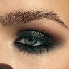 Party Makeup Green Eyes, Crazy Eyebrows, Green Mascara, Revolution Eyeshadow, Trendy Eyeshadow, Smokey Eyeshadow, Best Mascara, Trendy Makeup, Christmas Makeup