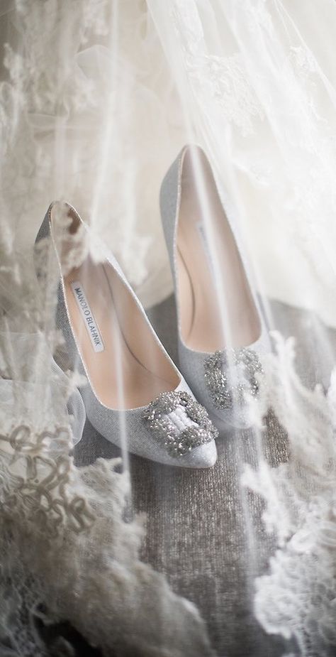 Lace Wedding Wedding Dress And Shoes, Manolo Blahnik Wedding, Manolo Blahnik Wedding Shoes, Pose Pengantin, Wedding Photography List, خواتم خطوبة, Dress And Shoes, Bride Pictures, Wedding Picture Poses