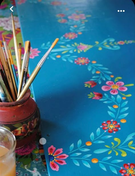 Floral Painted Table, How To Paint Folk Art, Table Painting Ideas Diy, Diy Painted Table, Painting A Table, Floral Motifs Pattern, Floral Painted Furniture, Canal Boat Art, Scandinavian Painting