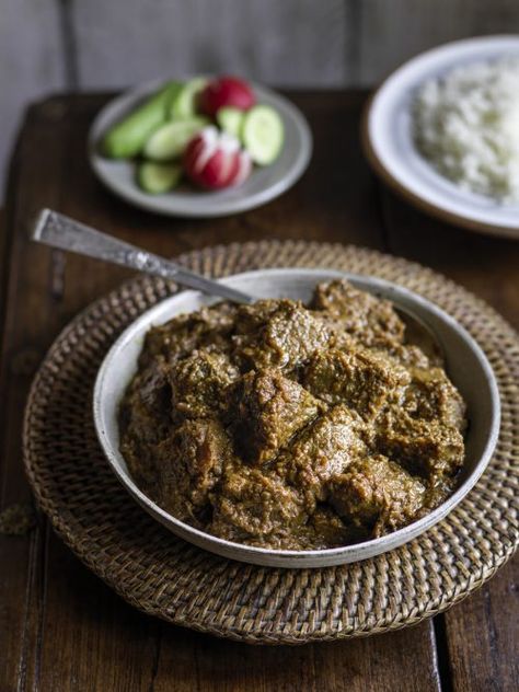 MiMi Aye's Burmese Braised Beef Curry (Amè Hnat) - Kavey Eats Burmese Food Recipes, Burmese Cuisine, Food Comfort, Burmese Food, Pork Curry, Pumpkin Curry, Beef Curry, Spicy Food, Comfort Dishes