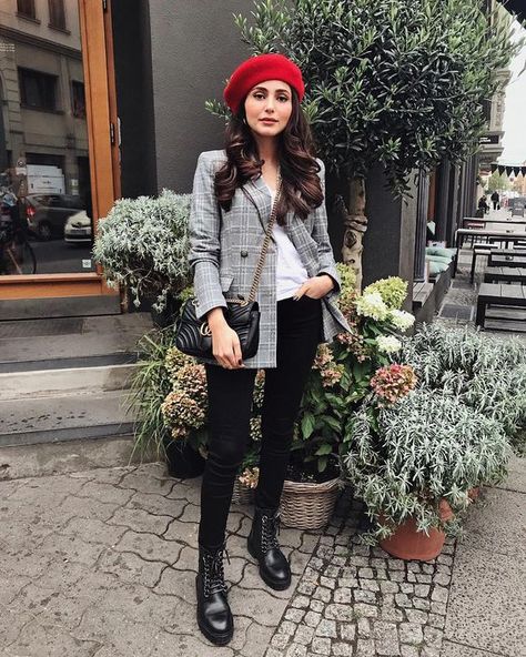 Red Barrett Outfit, Baret Outfit, Beret Hat Outfit, Beret Outfit, Persian Fashion, Jeans Outfits, Travel Outfits, Paris Outfits, Wearing A Hat