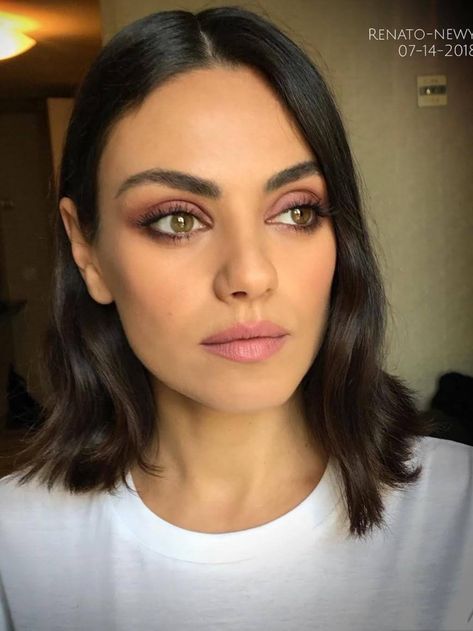 Pink Lipstick Makeup Look, Pretty Witch Makeup, Mila Kunis Makeup, Pink Lipstick Makeup, Eyeshadow For Blue Eyes, Bridal Eye Makeup, Natural Lipstick, Mineral Eyeshadow, Braut Make-up